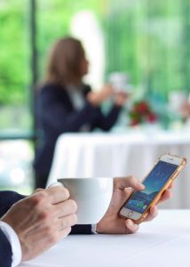 Poslovnez uporablja telefon