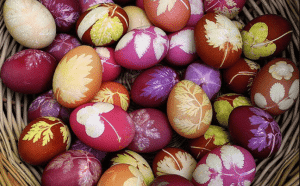 Tradicionalno barvanje pirhov